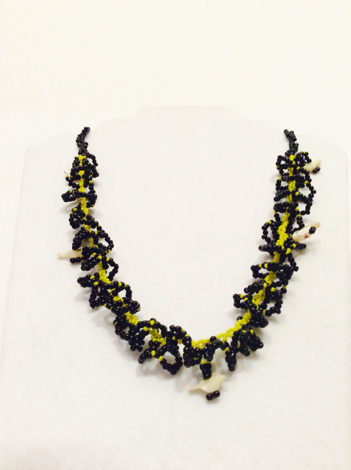 Handgemachte Spitzen Vögel Halskette, Gelbe Schwarze Rüschen Boho-stil, Hippie-Mode, Vogelliebhaber, Oglala Schmetterlingsstich von JeriAielloartstore