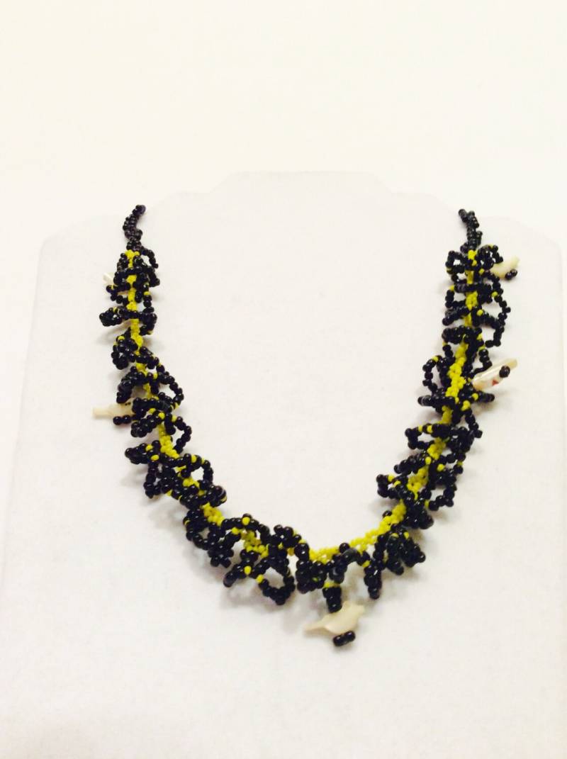 Handgemachte Spitzen Vögel Halskette, Gelbe Schwarze Rüschen Boho-stil, Hippie-Mode, Vogelliebhaber, Oglala Schmetterlingsstich von JeriAielloartstore