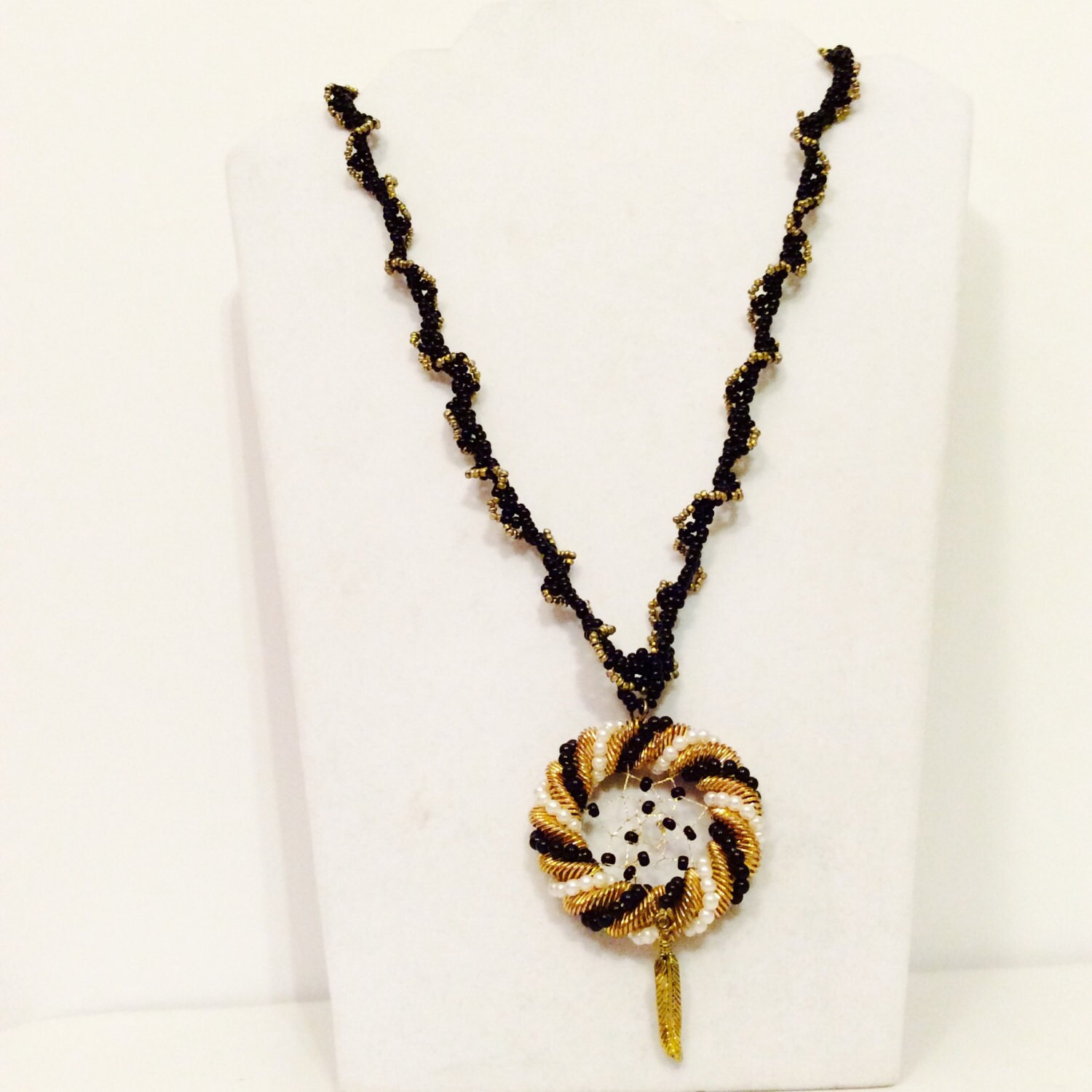 Handgemachte Traumfänger Halskette, Spirituelles Symbol, Schwarz Weiß Gold Farbe, Spitzen Gerüschter Schmuck, Pow Wow Regalia von JeriAielloartstore