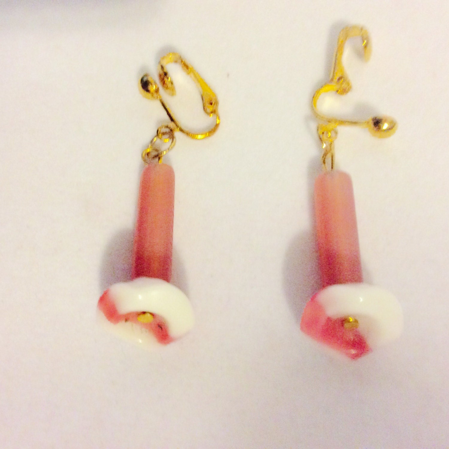 Handgemachter Rosa Ohrclip, Für Alle Jahreszeiten, Kein Durchbohrtes Ohr, Ooak Pink, Und Weiss, Made in America, Small Business von JeriAielloartstore