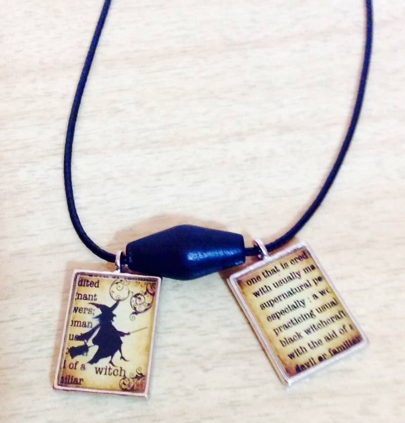 Hexe Halskette, Anhänger, Original, Kunstleder, Halloween Schmuck, Wendeanhänger, Wort, Jeriaielloartstore, Bild von JeriAielloartstore