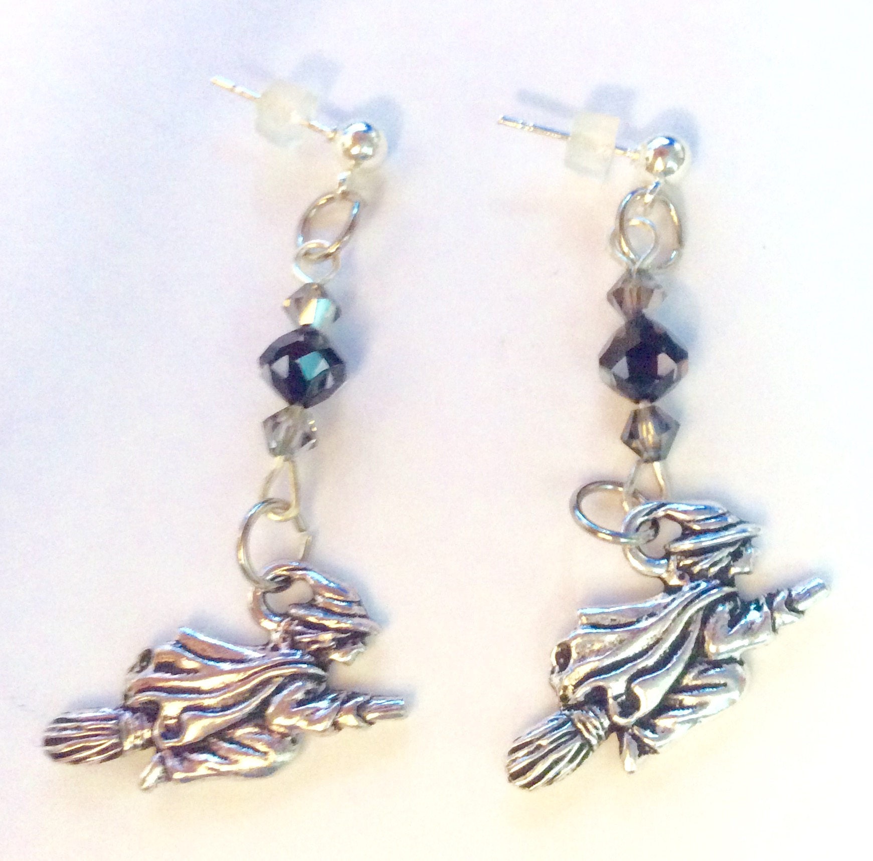 Hexe Ohrringe, Halloween Schmuck, Und Besen, Herbst Jeriaielloartstore, Unikat von JeriAielloartstore