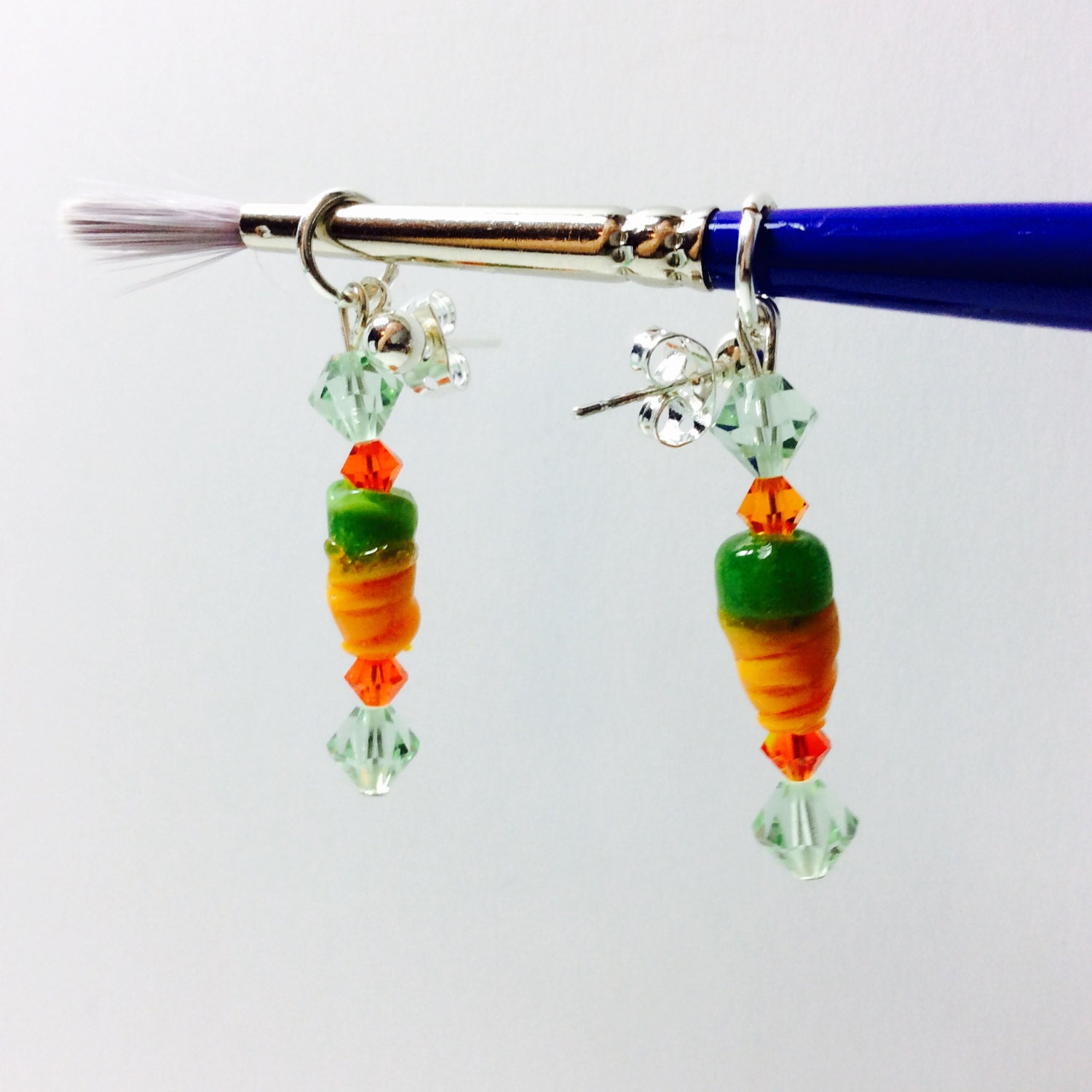 Karotten Ohrringe Mit Kristallen, Gärtner Ohrringe, Veggie Garten Schmuck, Ernte Symbol, Gastgeschenk, Köchin Geschenk, Osteroutfit von JeriAielloartstore