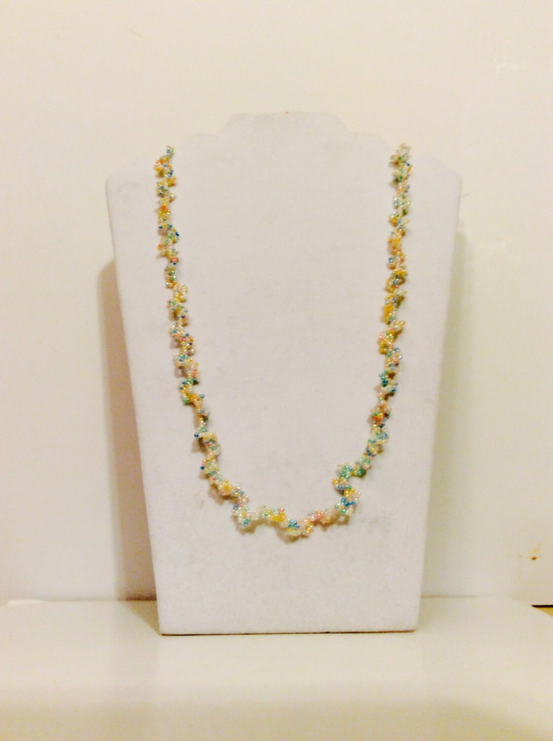 Lange Handgemachte Pastel Mix Kette, Bunte Hippy Style, Ausgefallen, Ganzjahresgarderobe von JeriAielloartstore