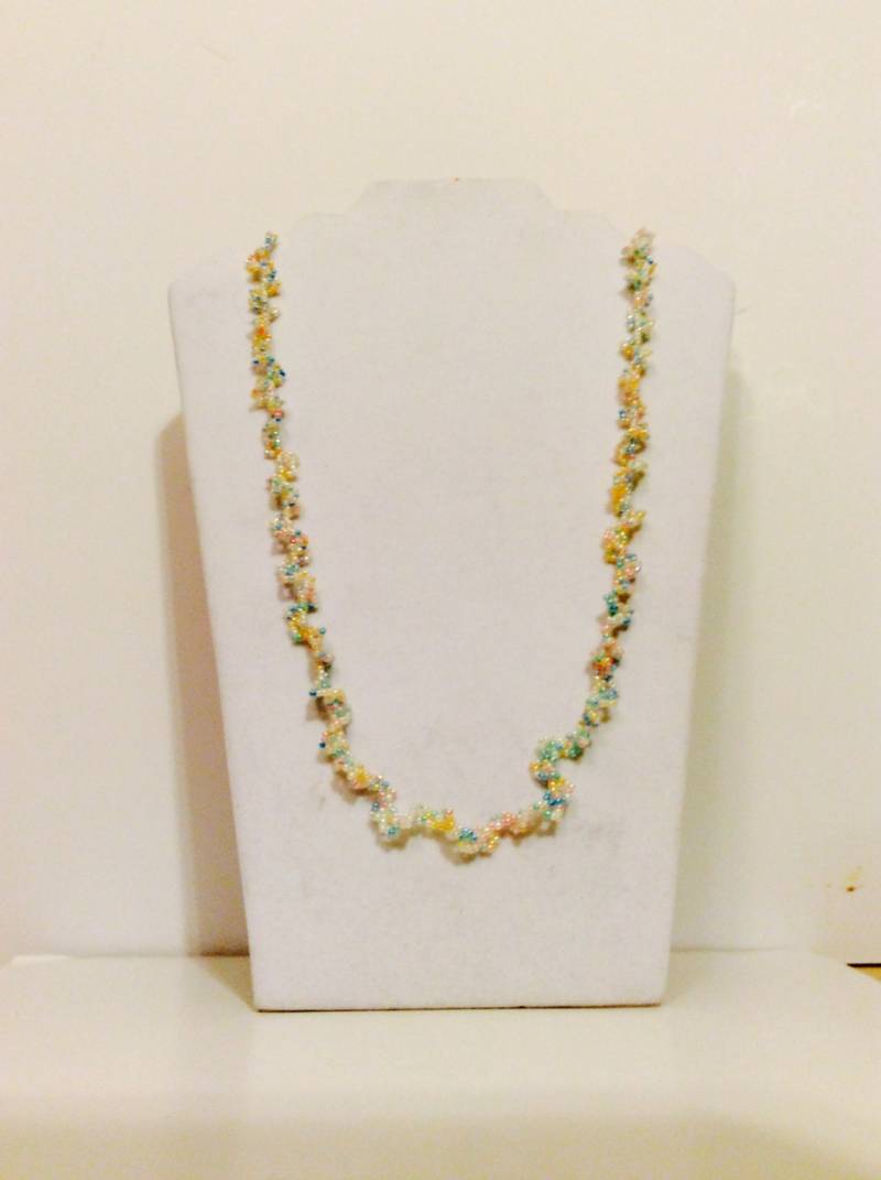 Lange Handgemachte Pastel Mix Kette, Bunte Hippy Style, Ausgefallen, Ganzjahresgarderobe Lange Handgemachte Pastel Mix Kette, Bunte Hippy Style, Ausgefallen, Ganzjahresgarderobe von JeriAielloartstore