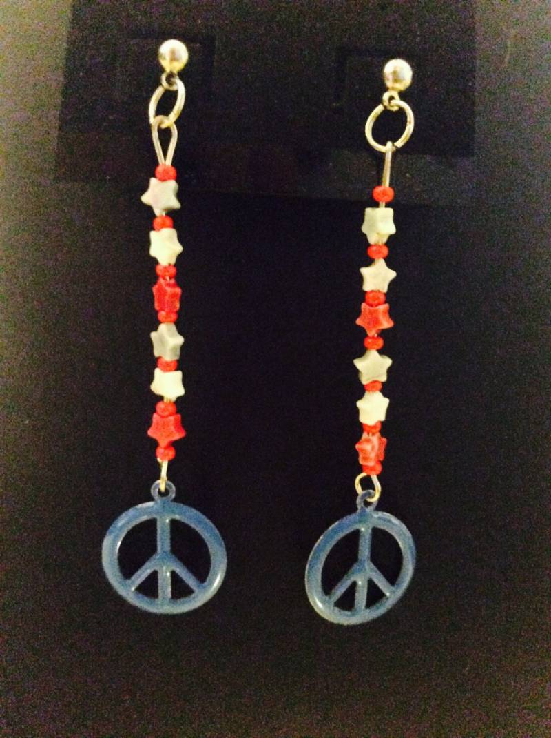 Lange Sternohrringe, Blaue Peace Symbole, Rot, Weiß Und Winzige Perlen, Zu Weihnachten, Weihnachten Lange Sternohrringe, Blaue Peace Symbole, Rot, Weiß Und Winzige Perlen, Zu Weihnachten, Weihnachten von JeriAielloartstore