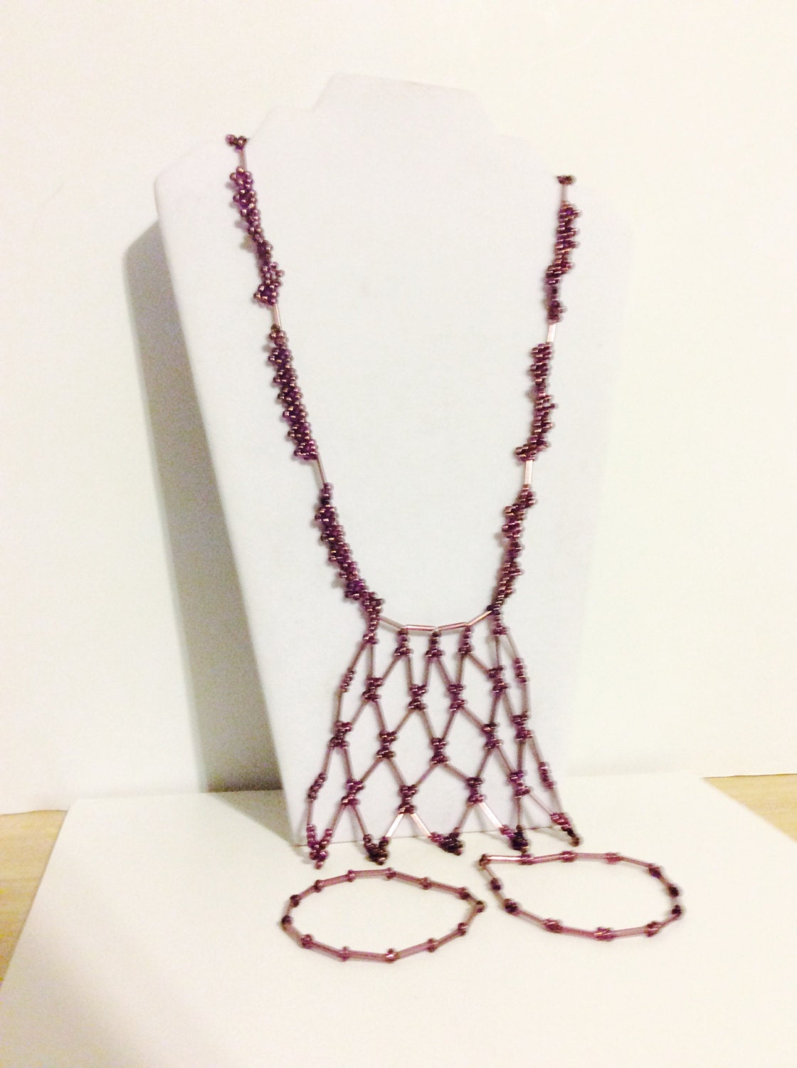 Lila Lange Halskette Mit Armbänder, Schmuck Set, Verkleiden, Hippie Boho, Armbänder Und Halskette, Originelles Design Einzigartigen Perlenmuster von JeriAielloartstore