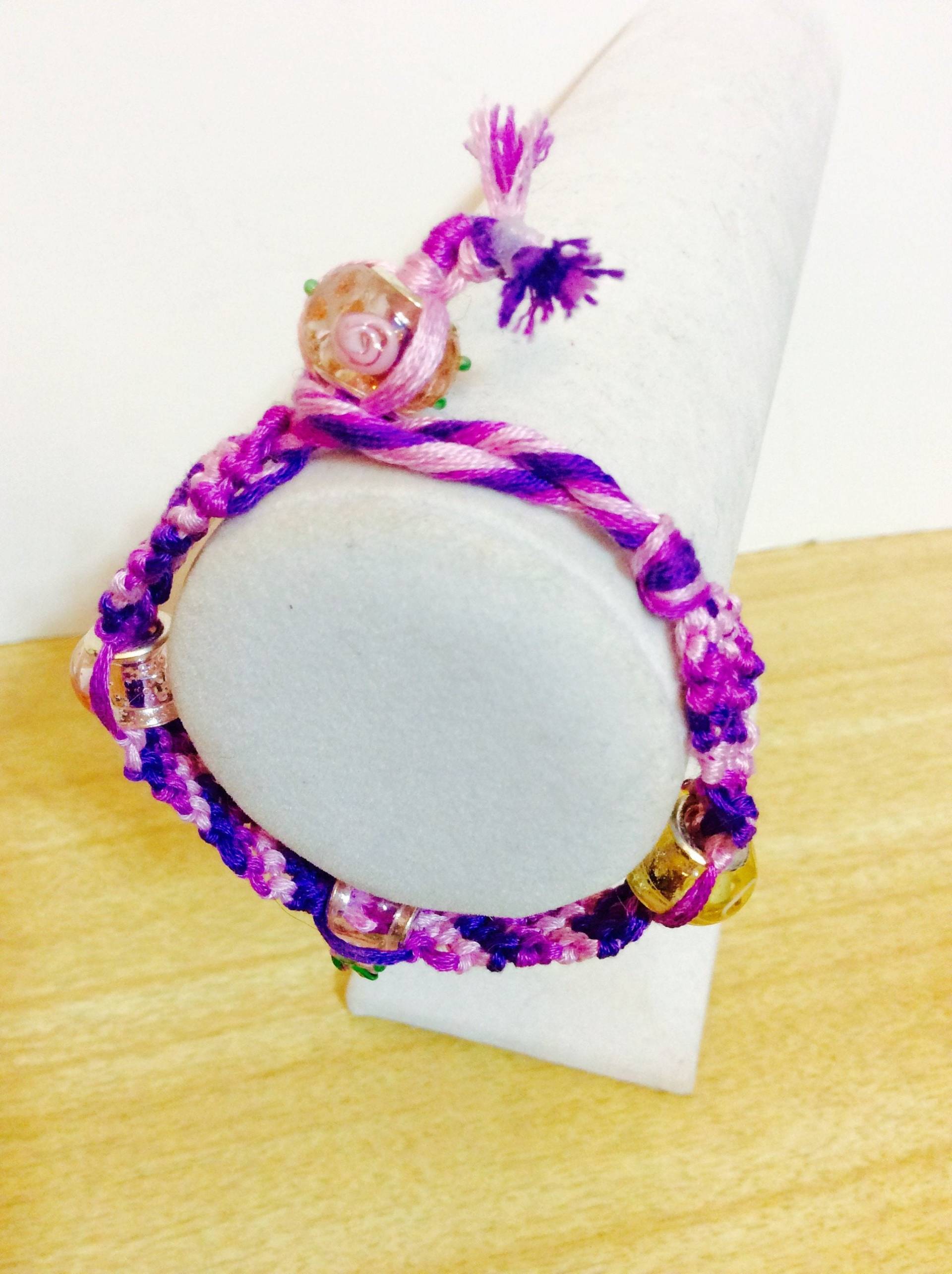 Lila Makramee Armband, Lila Freundschaftsarmband, Verstellbare Größen Von Med Bis Large von JeriAielloartstore