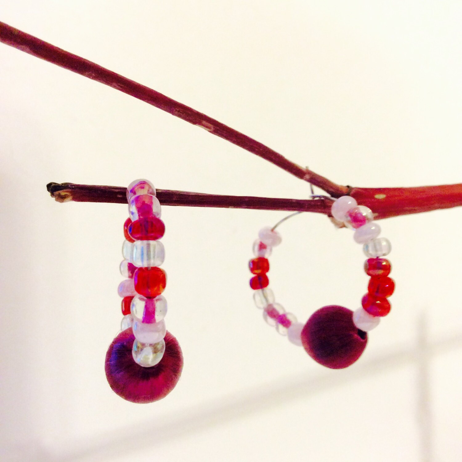 Rote Handgemachte Stoff Ohrlöcher, Boho Schmuck, Und Rosa Hippy Perlen Ohrringen, Creolen Für Gepiercte Ohren, Valentin Geschenk Sie von JeriAielloartstore