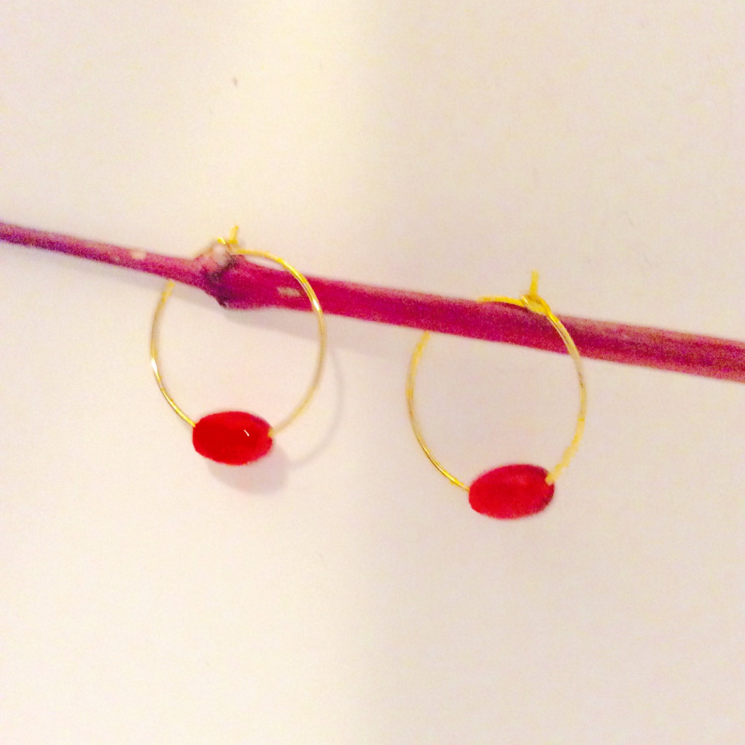 Rote Perlen Creolen Durchbohrt, Garderobe Für Jede Jahreszeit, Creolen, Kleine Ohrringe, Gold Farbene Kleiden Schmuck, Weihnachten von JeriAielloartstore