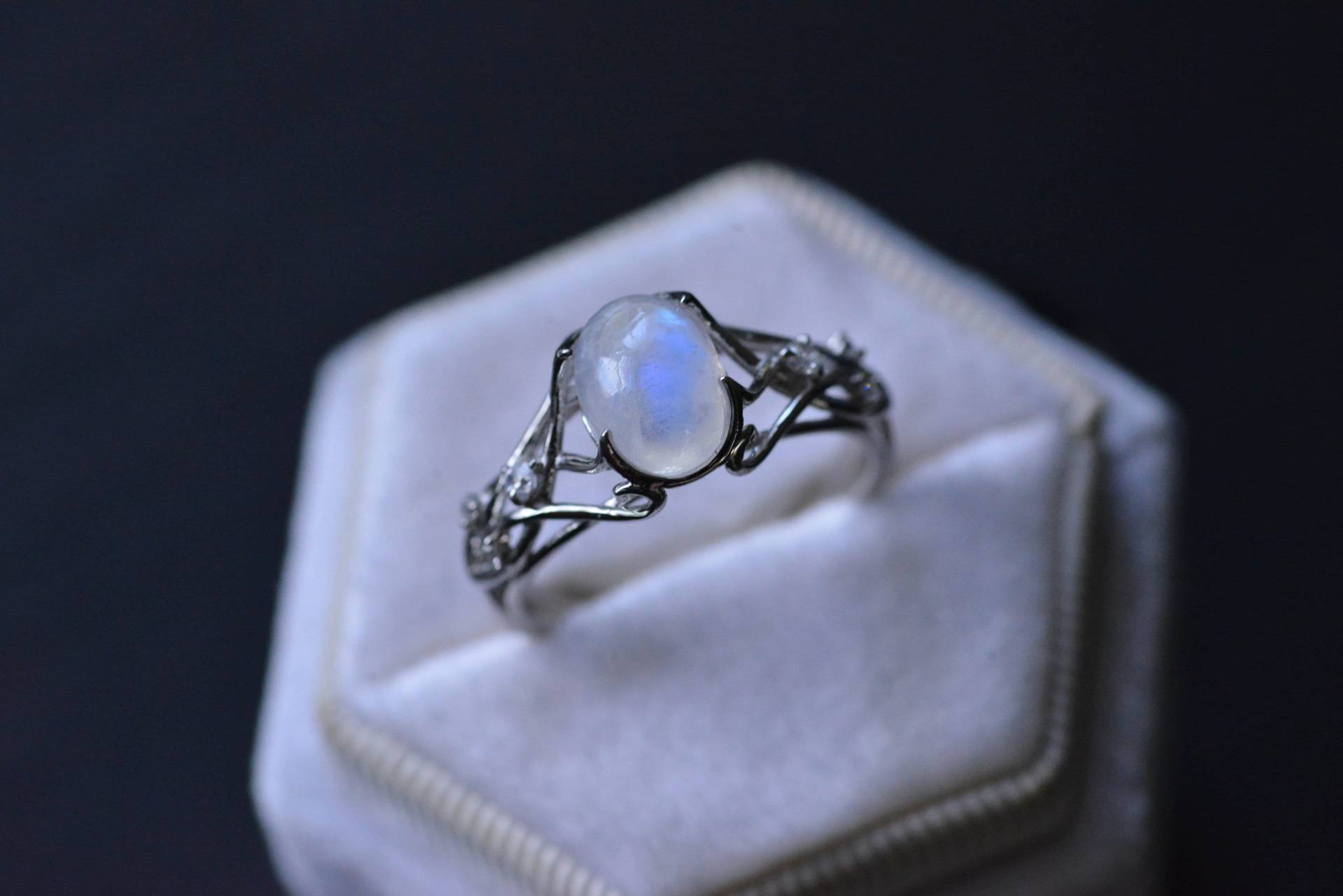 3Ct Oval Blätter Natürlicher Mondstein Ring Juni Birthstone Geburtstag Silber Blumen Muttertagsgeschenk Für Sie Inspiriert Versprechen Mode Blatt 3Ct Oval Blätter Natürlicher Mondstein Ring Juni Birthstone Geburtstag Silber Blumen Muttertagsgeschenk Für Sie Inspiriert Versprechen Mode Blatt von JerseyMoissanite
