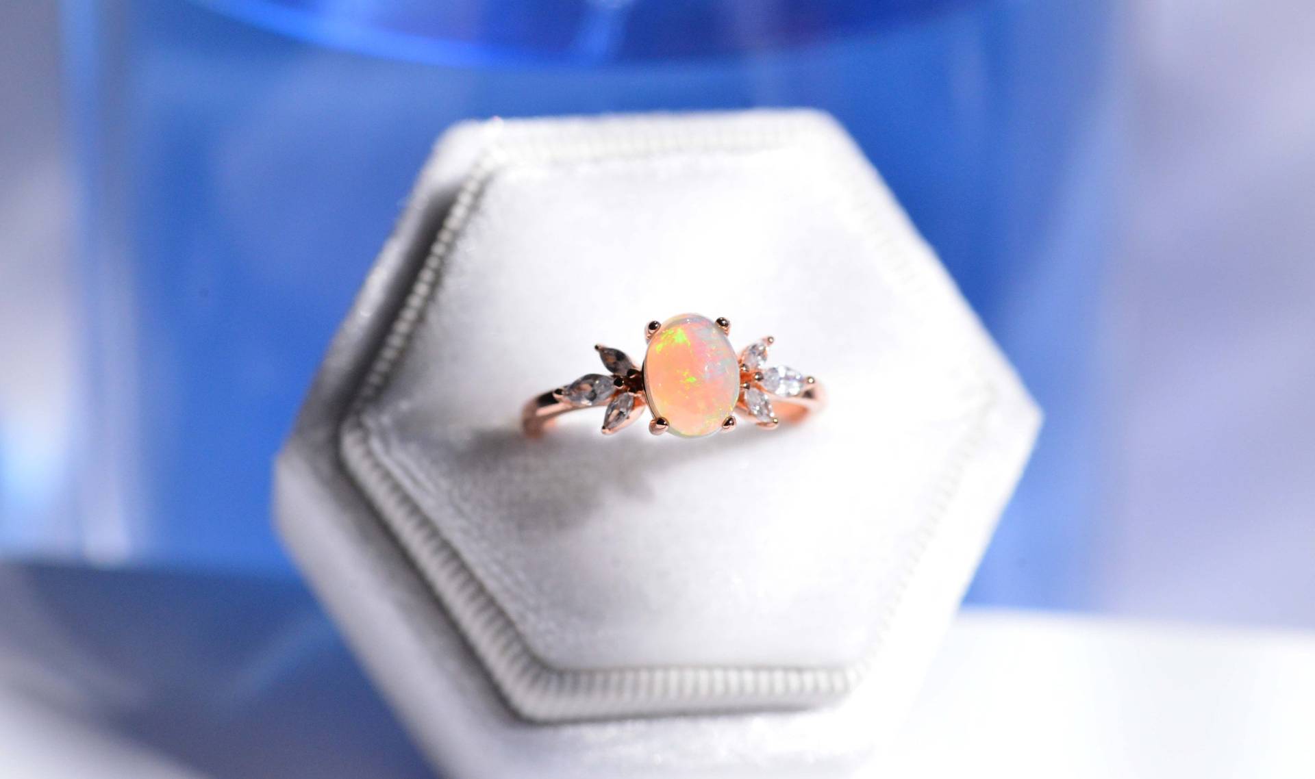 Feueropal Ring, Oval Schnitt Vintage Opal Rose Gold Ring Einzigartige Geschwungene Feueropal Ring, Oval Schnitt Vintage Opal Rose Gold Ring Einzigartige Geschwungene von JerseyMoissanite