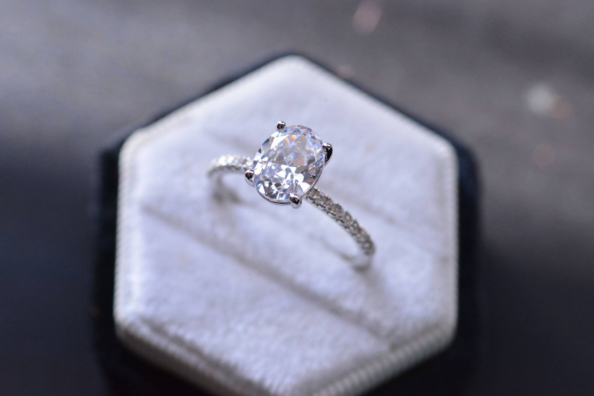 Weißgold Überzogener Silberner Ovaler Diamantimitatring, 2 Karat Verlobungsring, Promissory Ring Weißgold Überzogener Silberner Ovaler Diamantimitatring, 2 Karat Verlobungsring, Promissory Ring von JerseyMoissanite