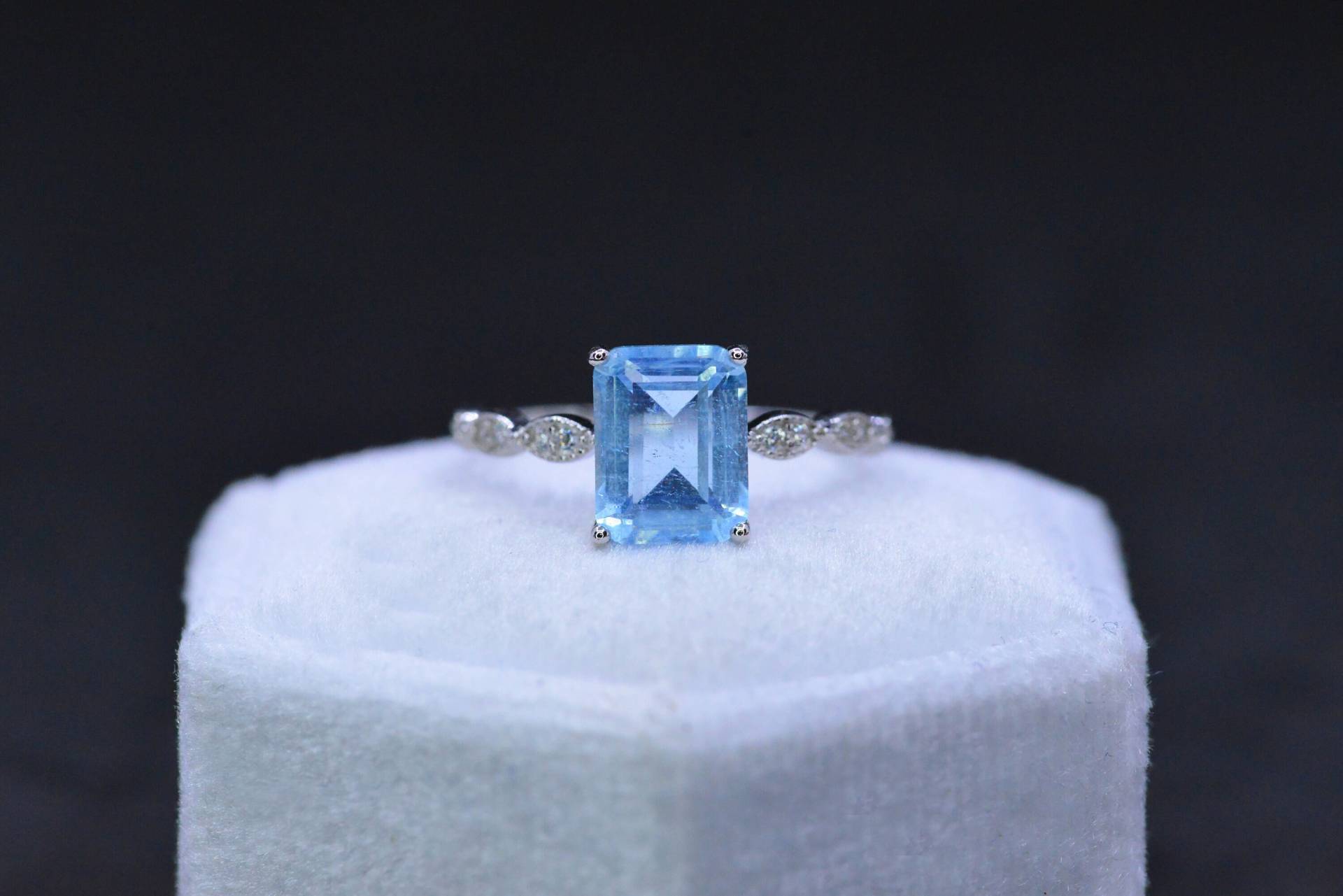 Weißgold Überzogener Silberner Zierlicher Natürlicher Aquamarinring, 3Ct Aquamarinring Im Smaragdschliff, Weißgoldring Einzigartiger Gebogener Weißgold Überzogener Silberner Zierlicher Natürlicher Aquamarinring, 3Ct Aquamarinring Im Smaragdschliff, Weißgoldring Einzigartiger Gebogener von JerseyMoissanite