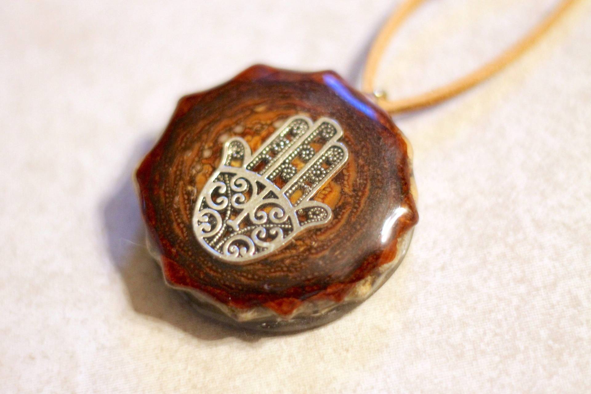 Hamsa Tannenzapfen Halskette | Kostenloser Versand Hamsa Tannenzapfen Halskette | Kostenloser Versand von JerseyPinesWorkshop