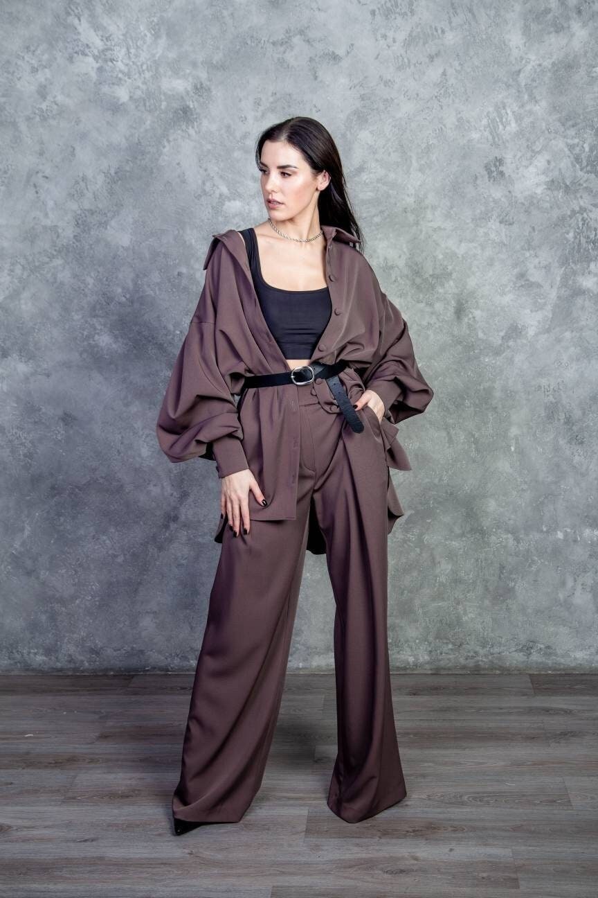 Damen-Hosenanzug. Modisch Und Modern. Bundfaltenhose Vorne. Damenshirt in Übergröße. Damenblusen. Langarm Lässig Damen-Hosenanzug. Modisch Und Modern. Bundfaltenhose Vorne. Damenshirt in Übergröße. Damenblusen. Langarm Lässig von JershovaDress