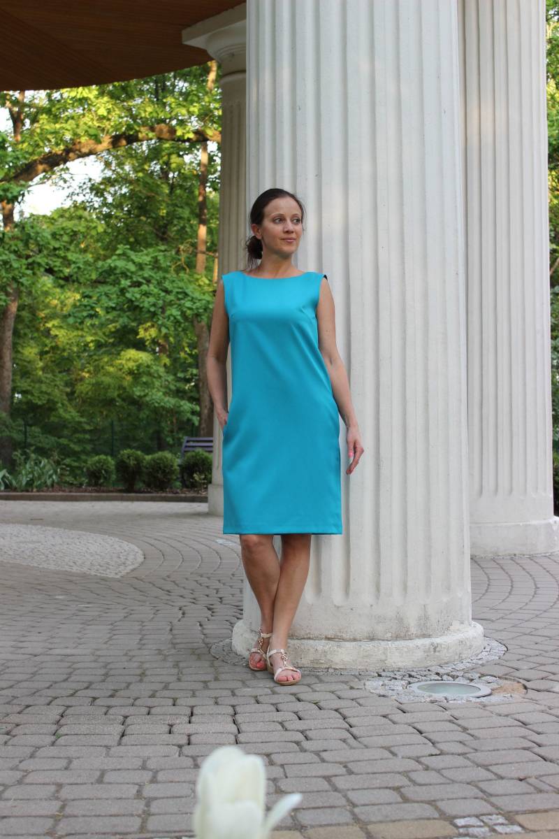 Damen-Kurzkleid Ärmellos Bis Zum Knie Eines Durchschnittlichen Lang-/Sommerkleid Mit Taschendiebstahl/Schnitt Von Hinten Wedding Guest Dress von JershovaDress