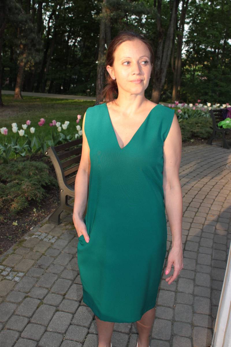 Damenkleid, Ärmellos, Gerade Bis Zum Knie. Sommerkleid Mit Durchschnittlichem Vorderausschnitt Und Taschen. Ausschnitt Vorne. Hochzeitsgast von JershovaDress