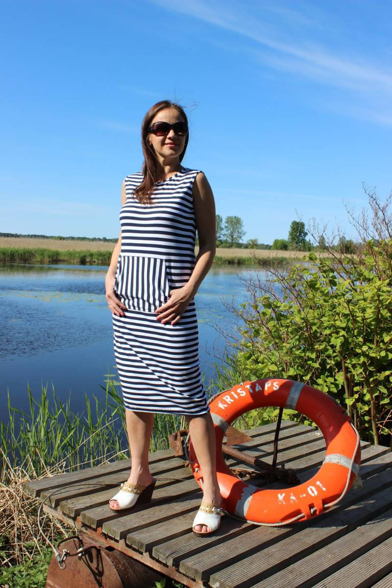 Damenkleid, Sommerkleid Gestrickt in Streifen Dunkelblau Marineblau Mit Weiß. Taschen Ohne Ärmel Bis Zum Knie. Sport Niedlich von JershovaDress