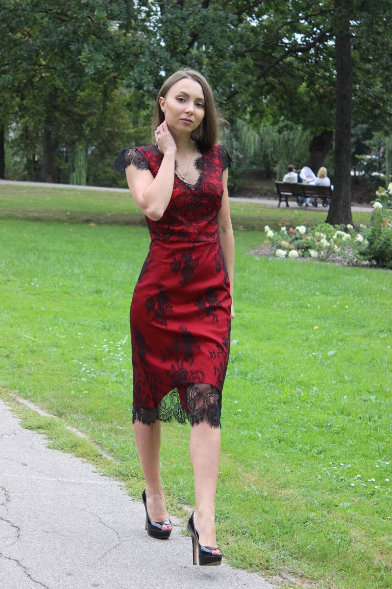 Damenkleid. Rotes Spitzenkleid. Brautjungfernkleid. Kleid Zur Feier. Zum Abschluss von JershovaDress
