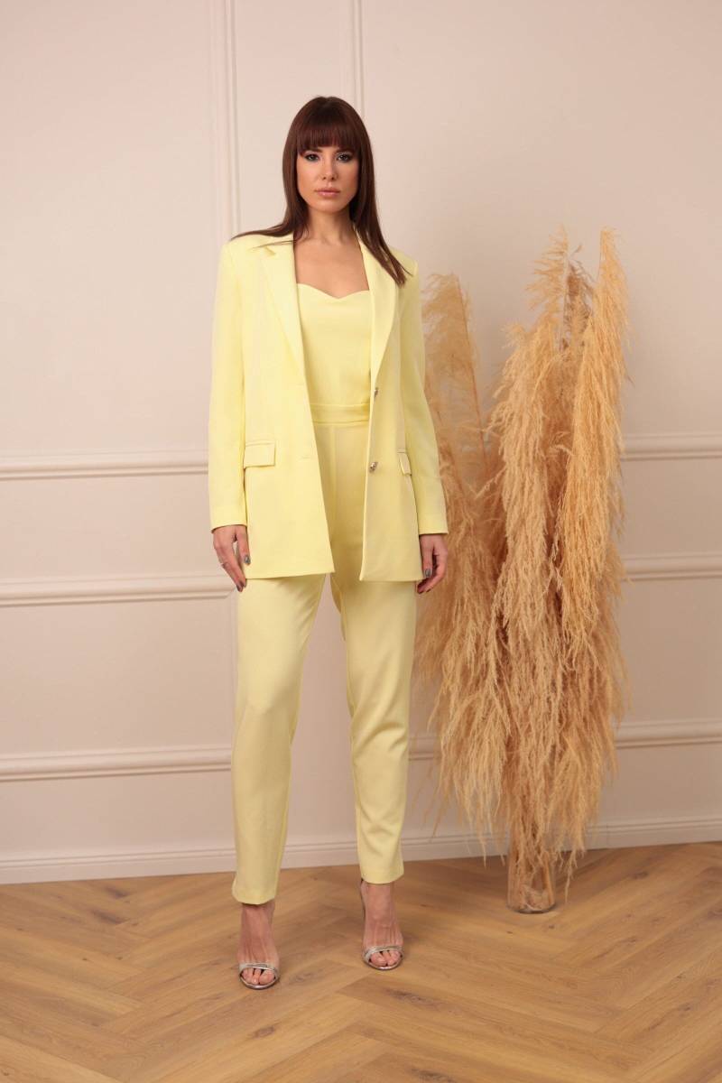 Eleganter Damenanzug in Sanftem Gelb. Jacke Und Overall von JershovaDress