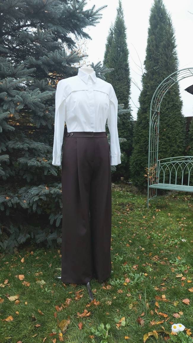 Gerade Damenhose Mit Falten Vorne Und Verstellbarer Taille An Den Seiten. Geeignet Für Business-stil Exit. Komfortabel von JershovaDress