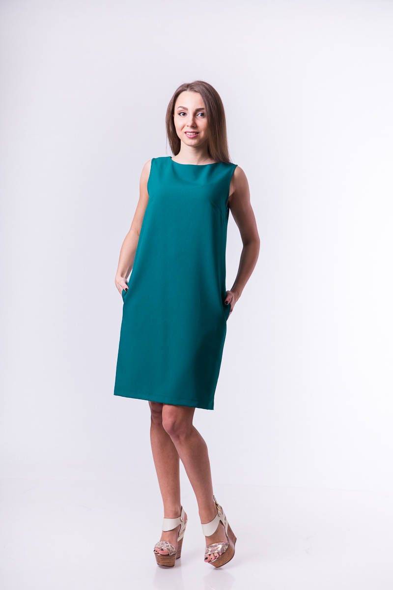 Mittellanges Ärmelloses Lockeres Sommerkleid Mit Taschen von JershovaDress