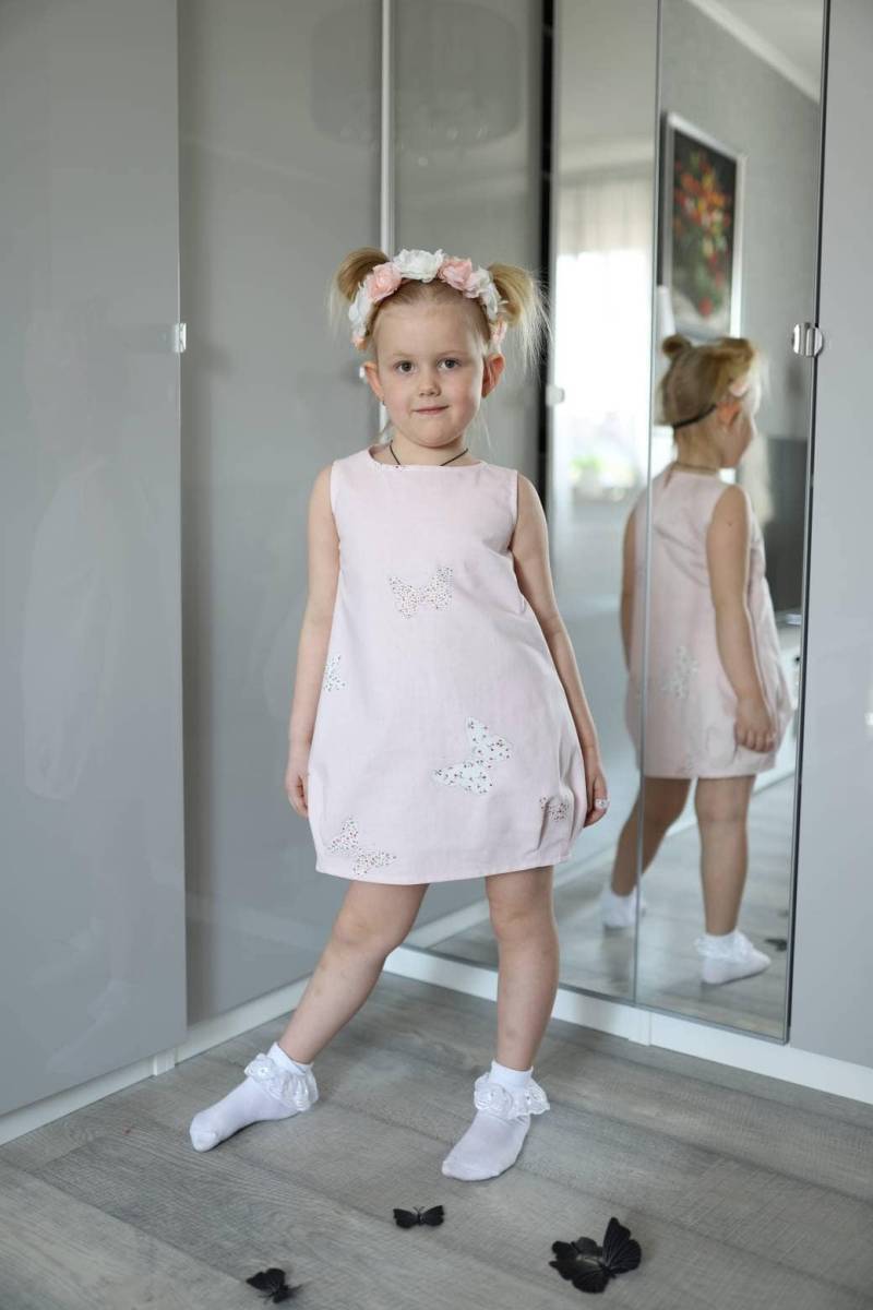 Rosa Mädchen Kleider Mit Druck. Sommerkleid Für Ein Mädchen. Kunstdruck von JershovaDress