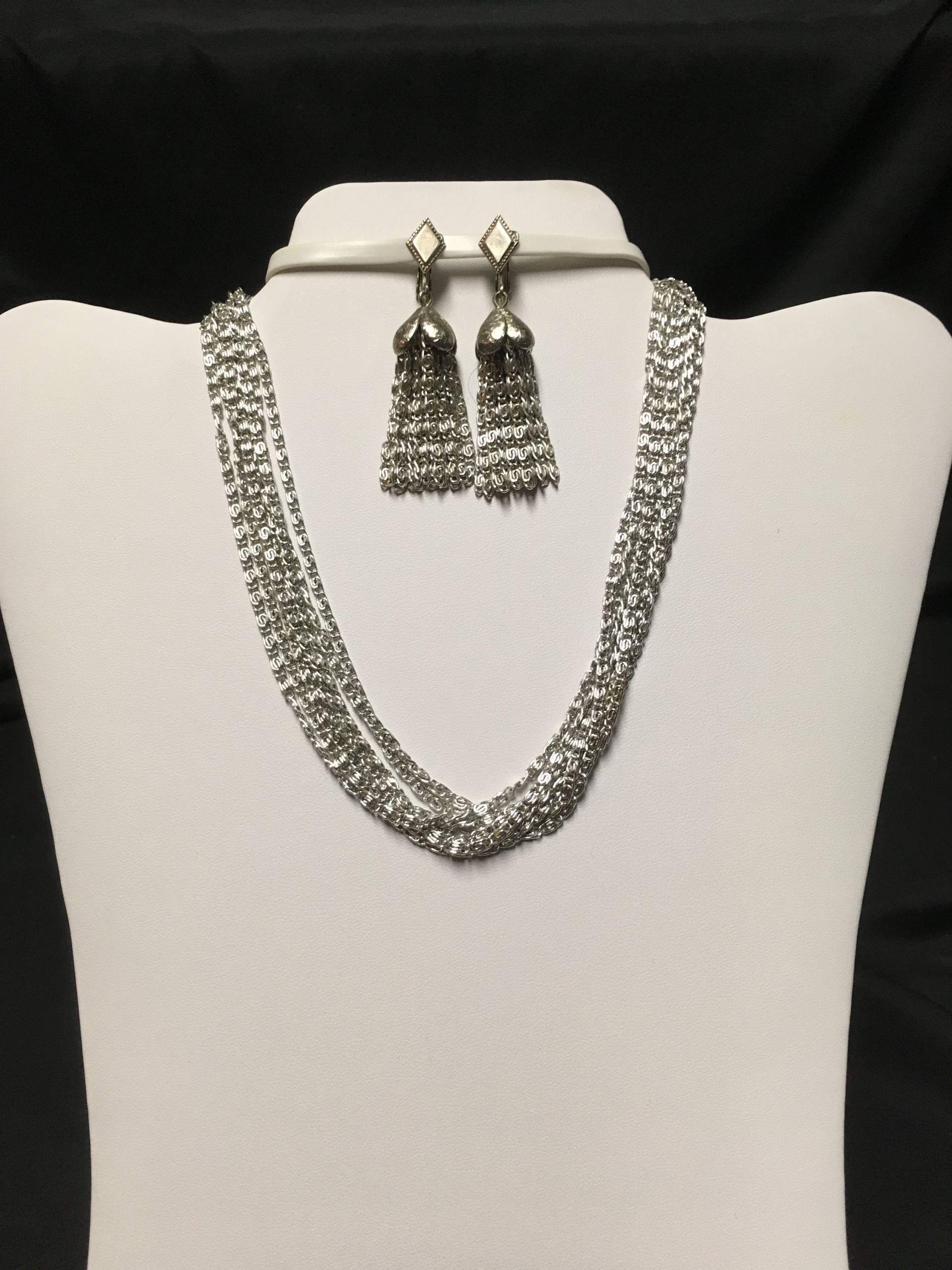 Jahrgang Sarah Coventry Silber Getönte Kaskade Halskette Und Clip-On Ohrring Set Jahrgang Sarah Coventry Silber Getönte Kaskade Halskette Und Clip-On Ohrring Set von JessaBitofThisnThat