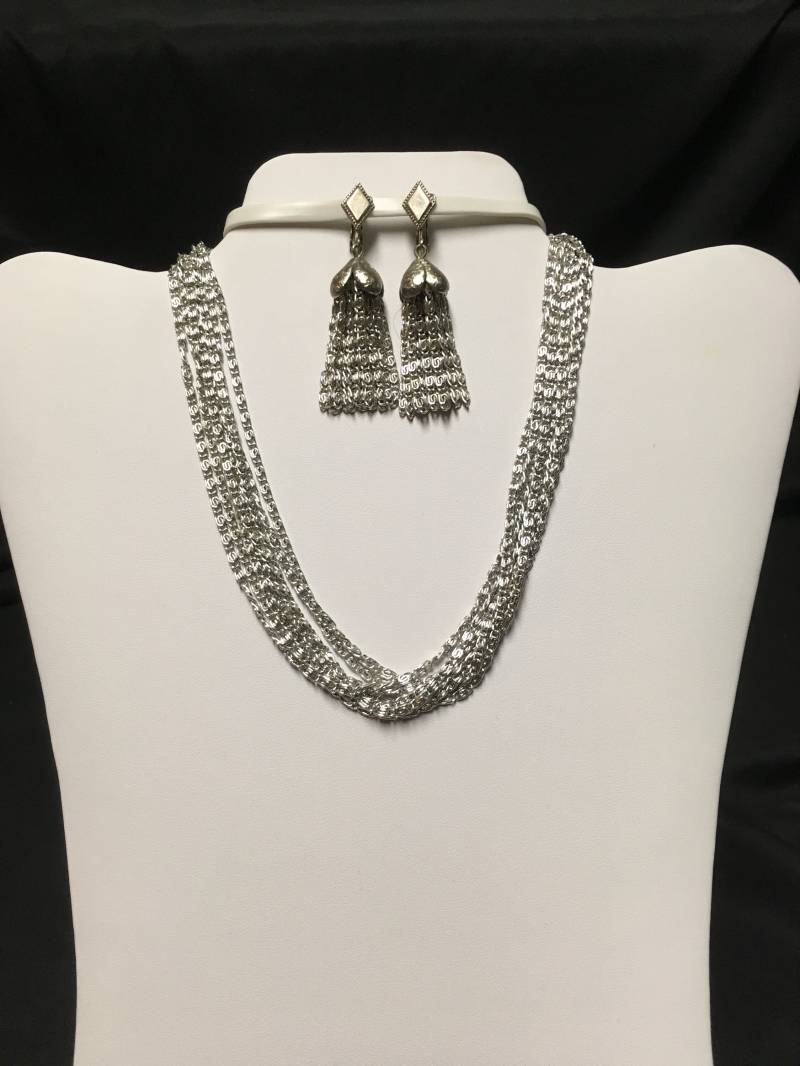 Jahrgang Sarah Coventry Silber Getönte Kaskade Halskette Und Clip-On Ohrring Set Jahrgang Sarah Coventry Silber Getönte Kaskade Halskette Und Clip-On Ohrring Set von JessaBitofThisnThat