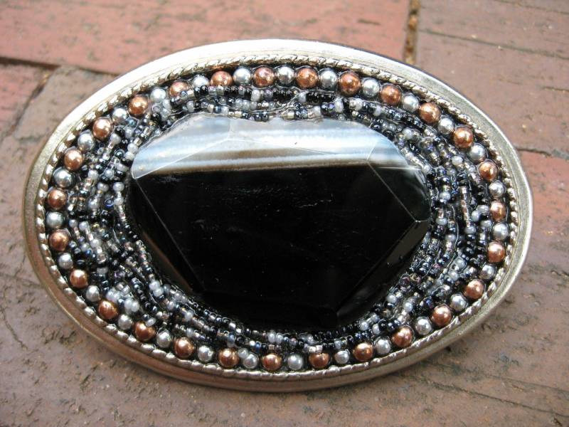 Schwarze Geode Weiß Streifen Schnalle von JesseOriginalArt