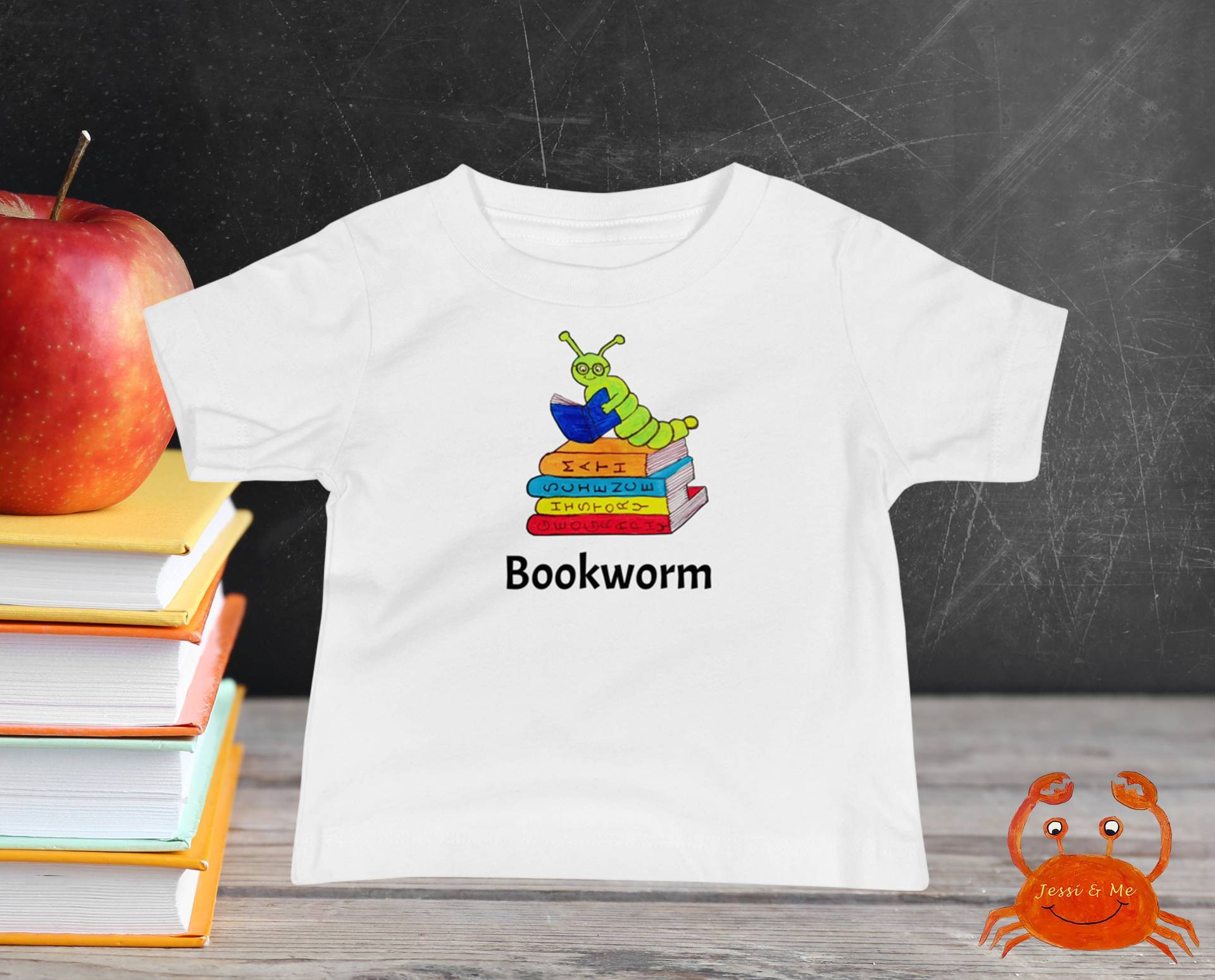 Baby Jersey Kurzärmeliges Back-To-School Buchwurm T-Shirt, Süßes Herbst Bücherwurm Lustiger T-Shirt von JessiandMe