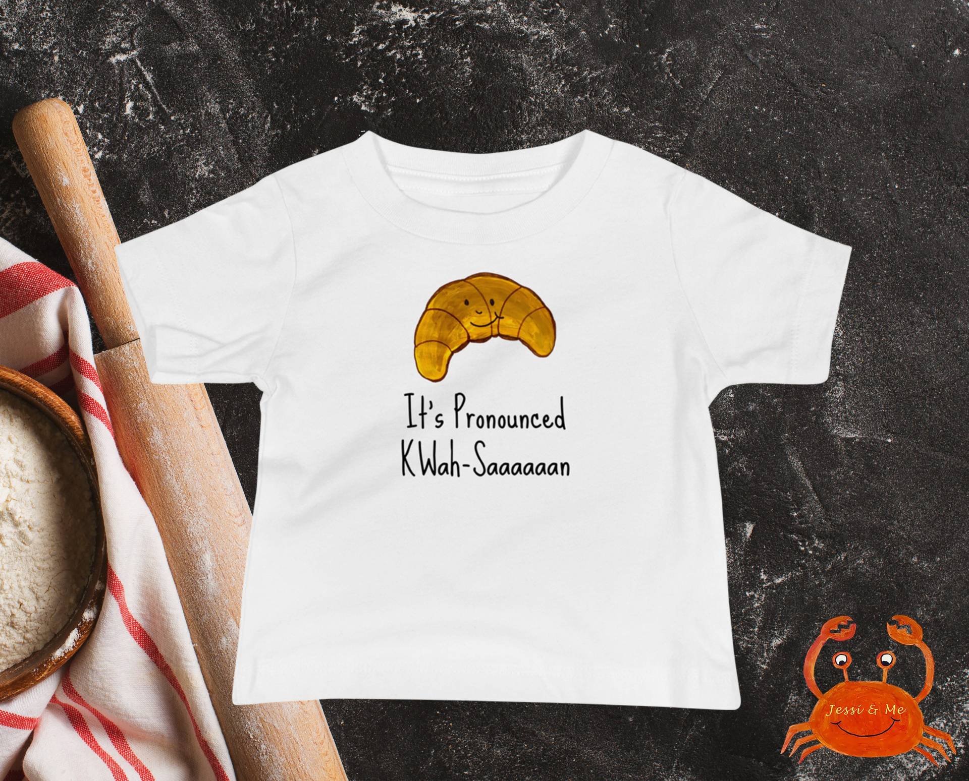 Baby Jersey Kurzärmeliges Croissant T-Shirt, Süßes Es Ist Ausgesprochen Kwah-Saaan Fun Foodie Kleidung von JessiandMe