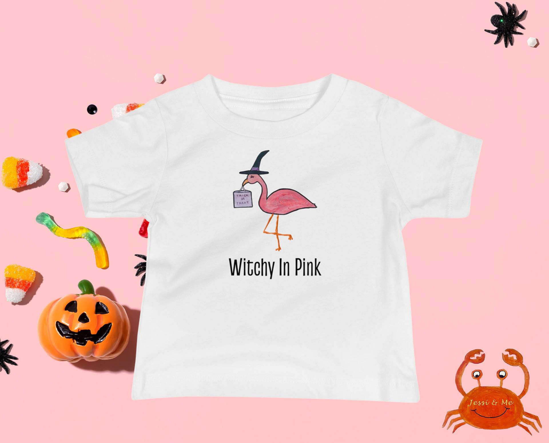 Baby Jersey Kurzarm Halloween Flamingo Hexe T-Shirt, Fun Witchy in Pink T-Shirt von JessiandMe