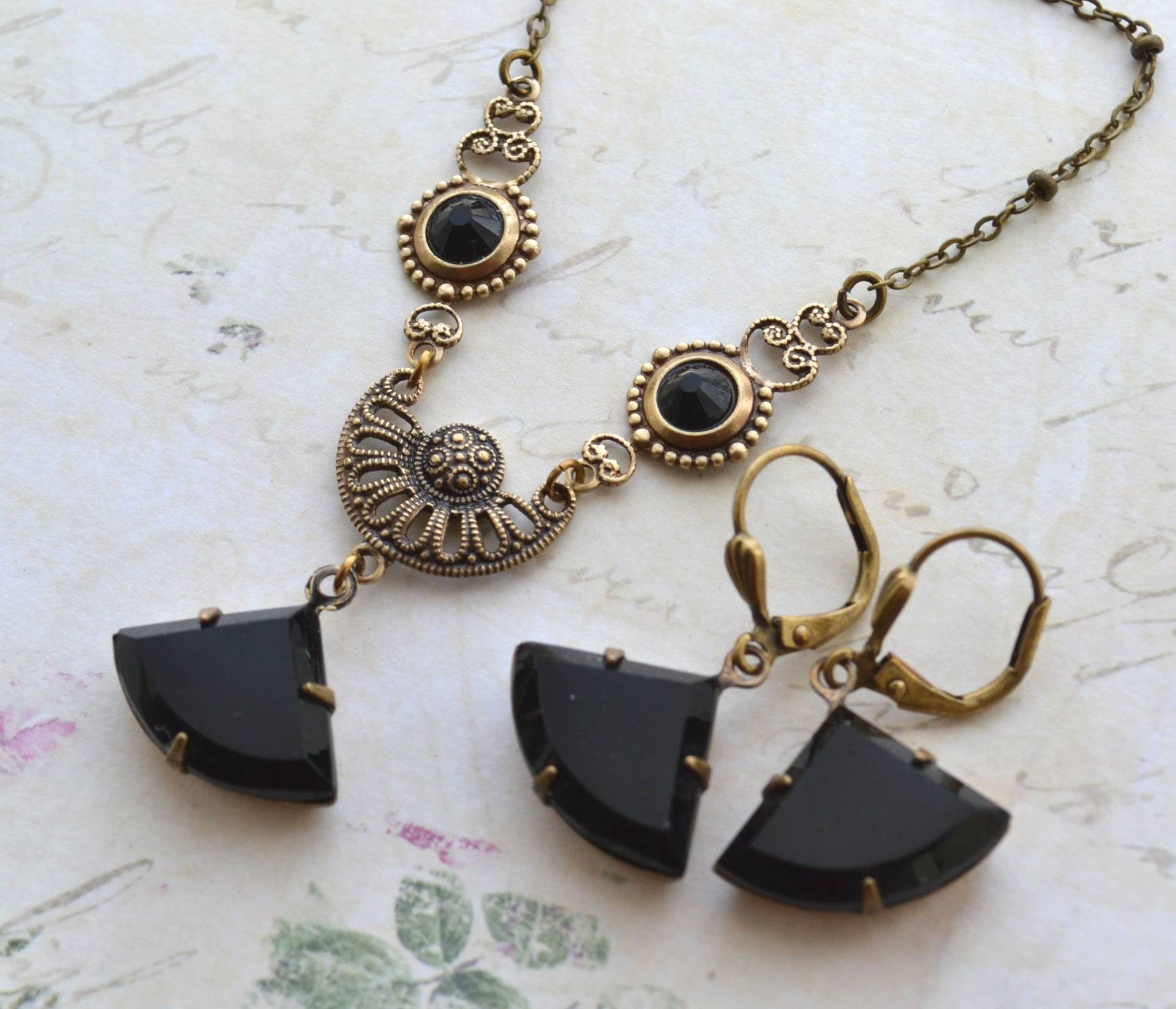 Ar Deco Stil Jet Black, Antiqued Messing Halskette & Ohrring Set von JessicaAscoughDesign