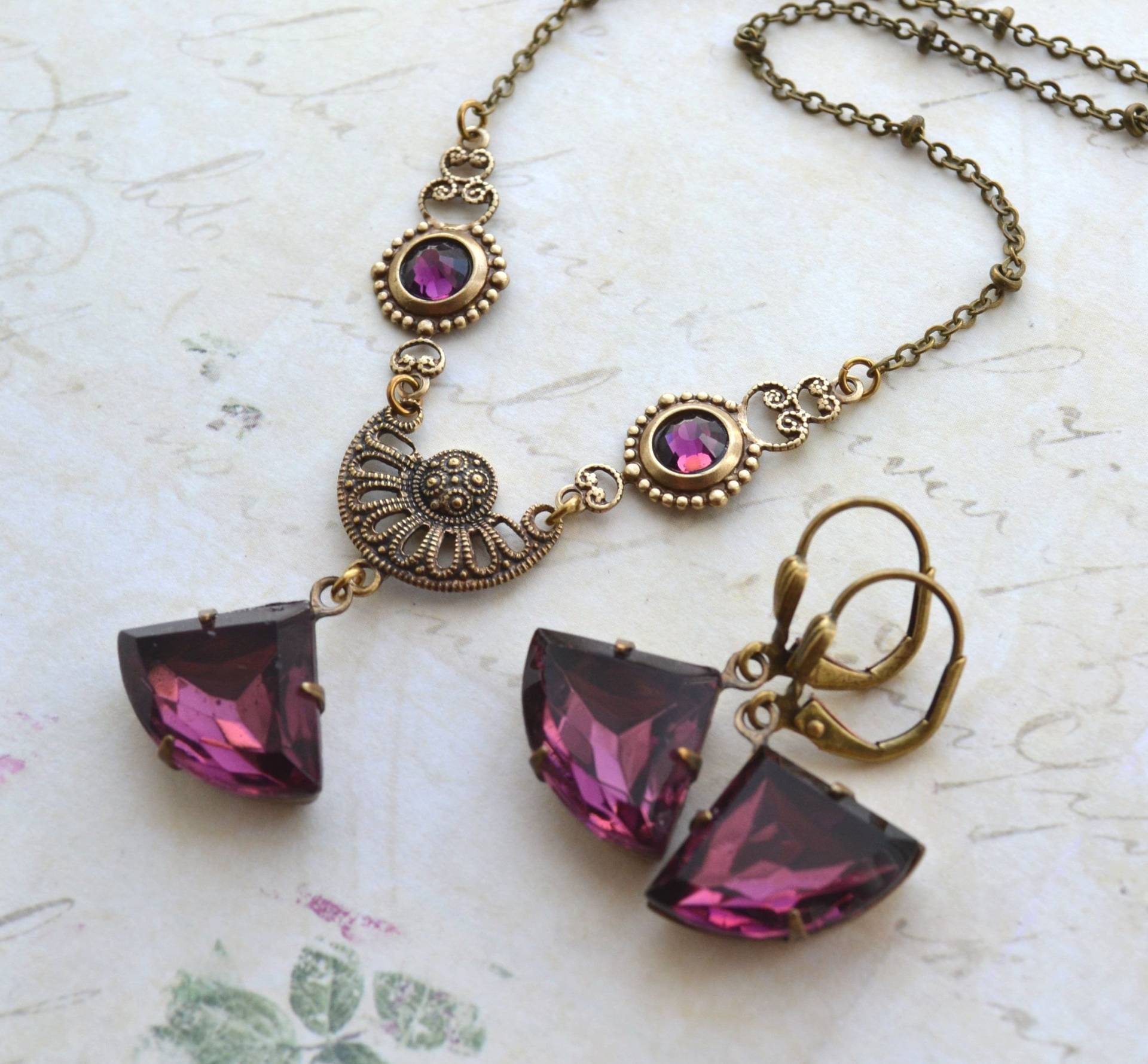 Art Deco Amethyst Glas Antiqued Gold Messing Halskette Und Ohrring Set von JessicaAscoughDesign