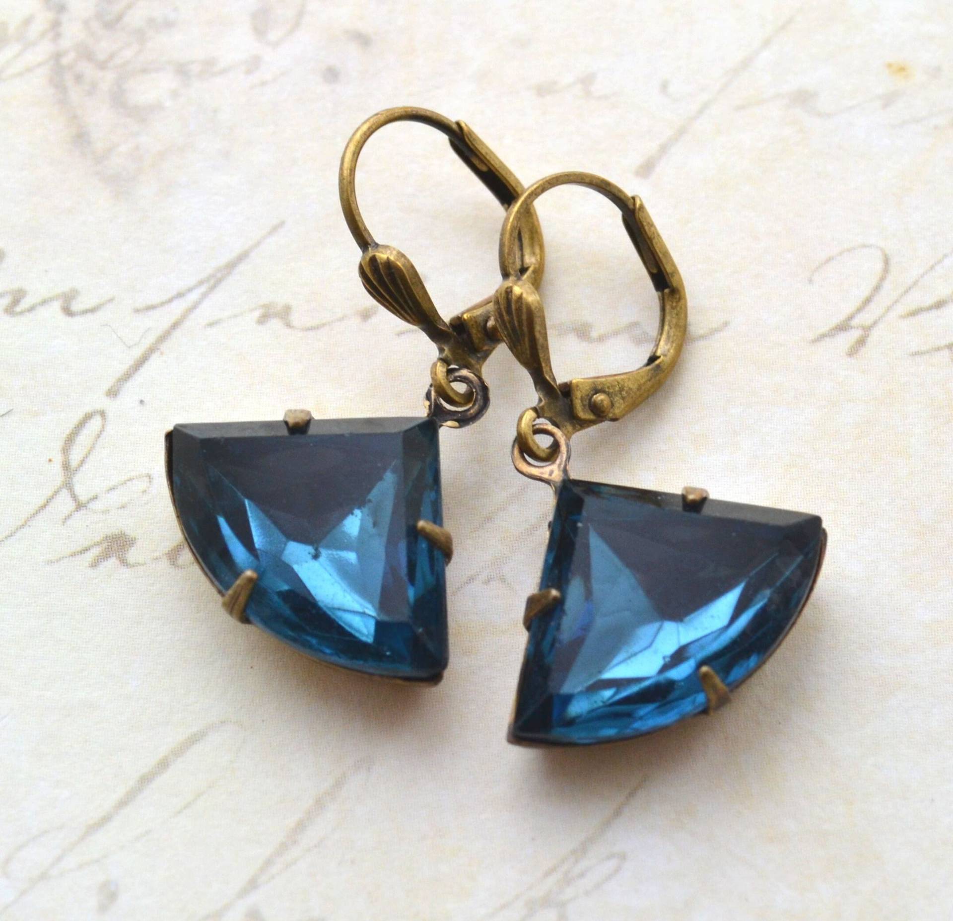 Art Deco Antik Gold Messing Montana Blau Glas Fächer Ohrringe von JessicaAscoughDesign