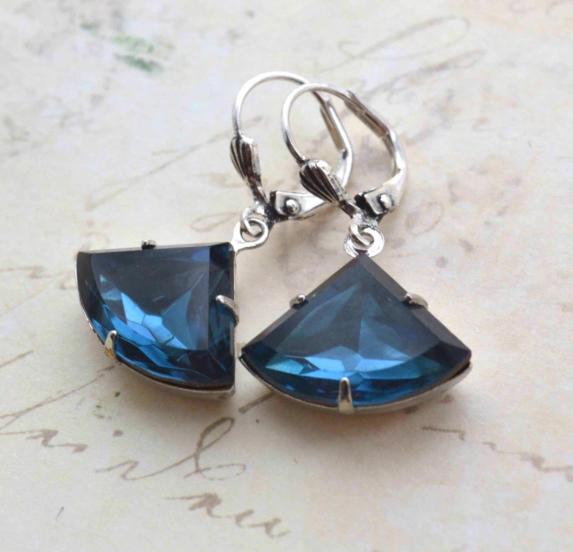 Art Deco Antik Silber Montana Blau Glas Fächer Ohrringe von JessicaAscoughDesign
