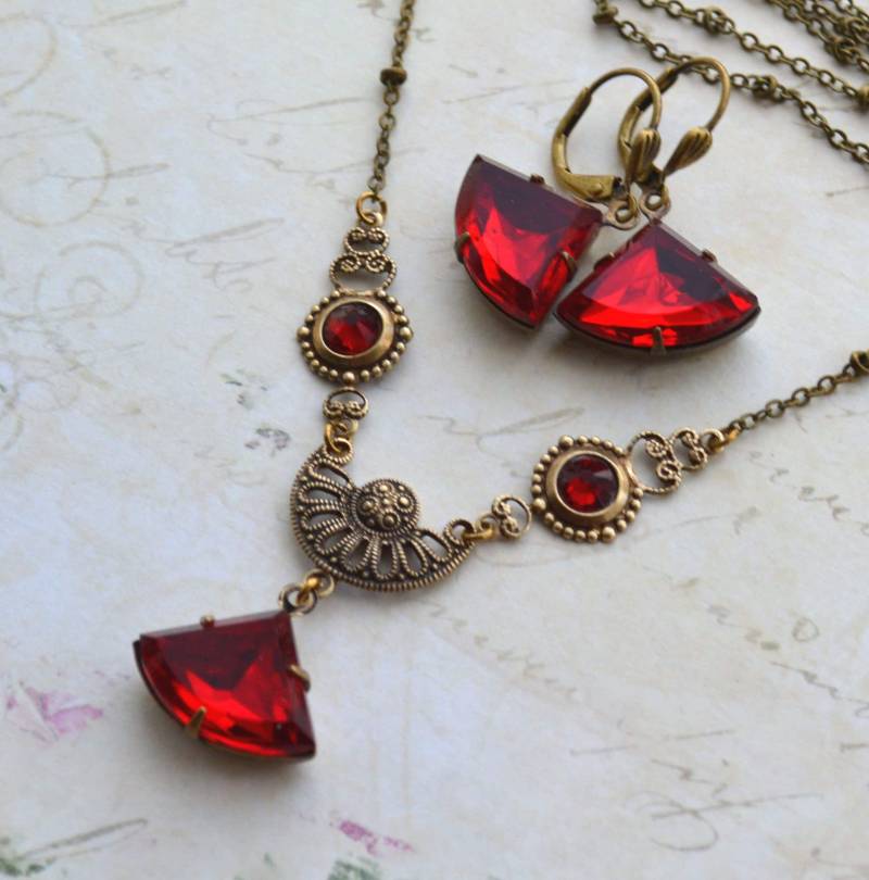 Art Deco Stil Rubin Rot Antik Gold Messing Halskette Und Ohrring Set Art Deco Stil Rubin Rot Antik Gold Messing Halskette Und Ohrring Set von JessicaAscoughDesign