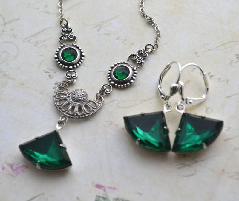 Art Deco Stil Smaragd Grün Silber Ochsen Halskette Und Ohrring Set Art Deco Stil Smaragd Grün Silber Ochsen Halskette Und Ohrring Set von JessicaAscoughDesign