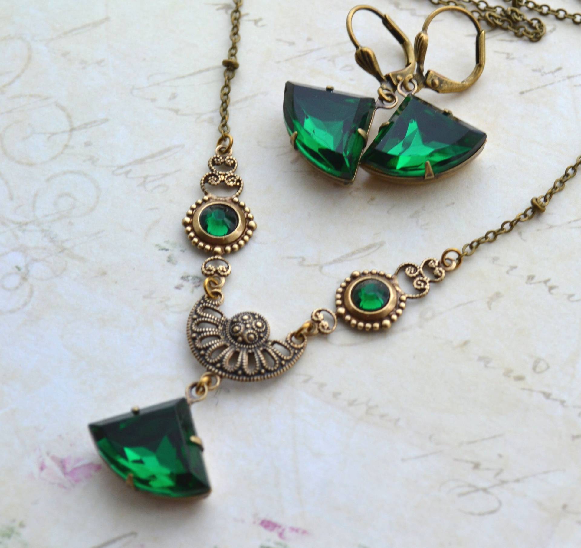 Art Deco Stil Smaragdgrün Glas Antik Messing Halskette & Ohrring Set von JessicaAscoughDesign