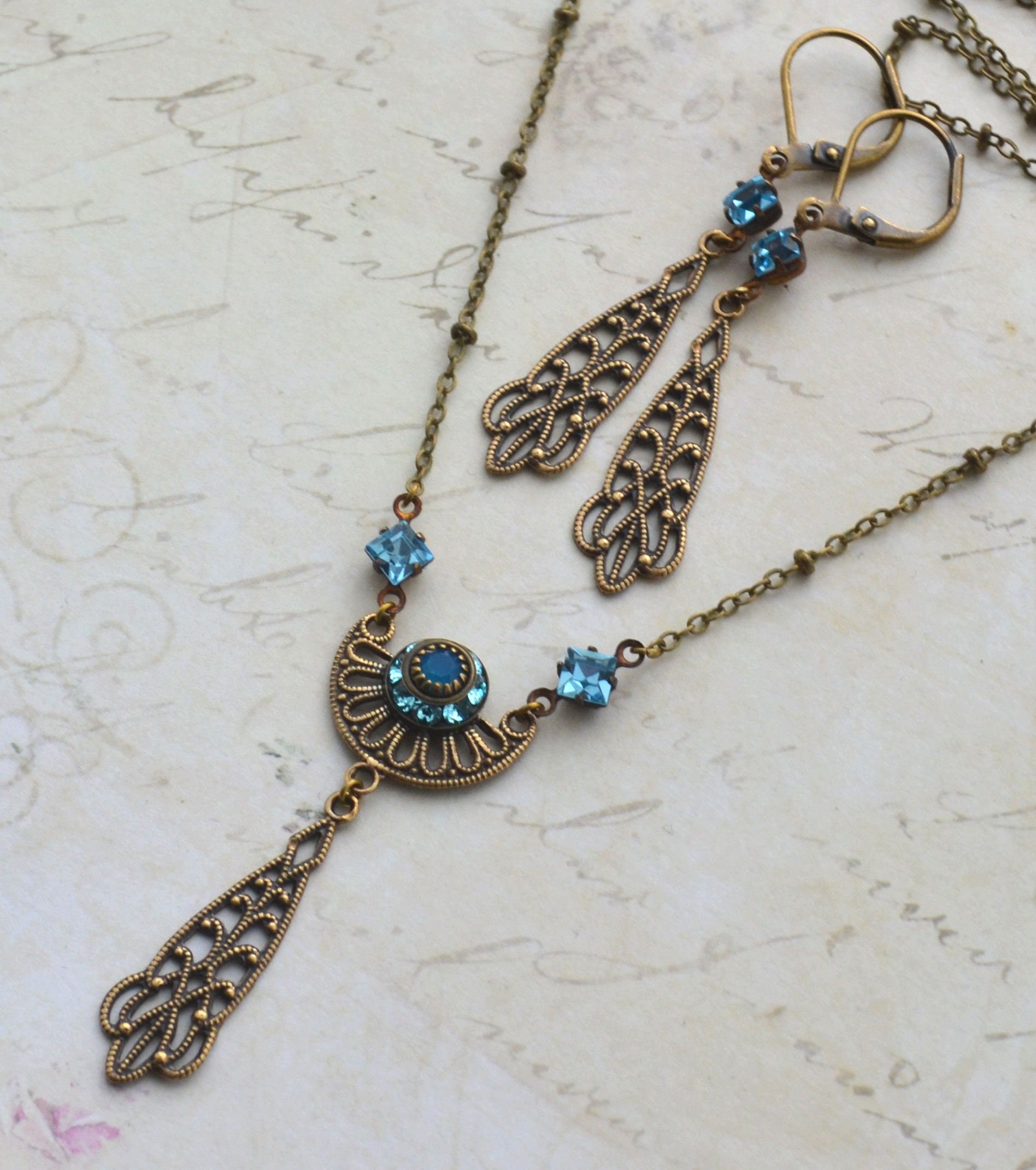 Art-Deco-stil Antiqued Gold Filigree Messing Aquamarin Und Blue Opal Swarovski Kristall Halskette Ohrring-Set von JessicaAscoughDesign
