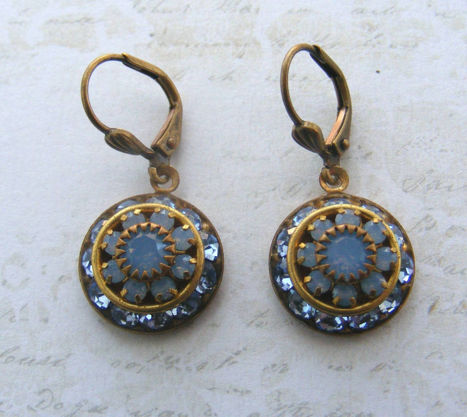 Art-Deco-stil Messing Blau Opal & Light Sapphire Kristall Ohrringe von JessicaAscoughDesign