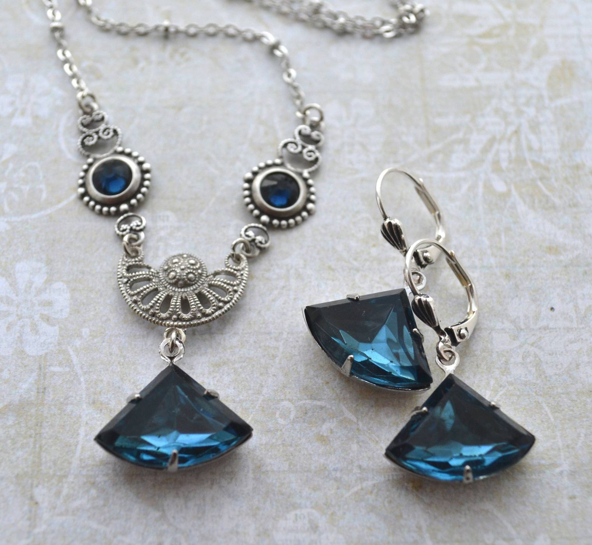 Art-Deco-stil Montana Blau Antiqued Silber Messing Halskette Und Ohrring-Set von JessicaAscoughDesign
