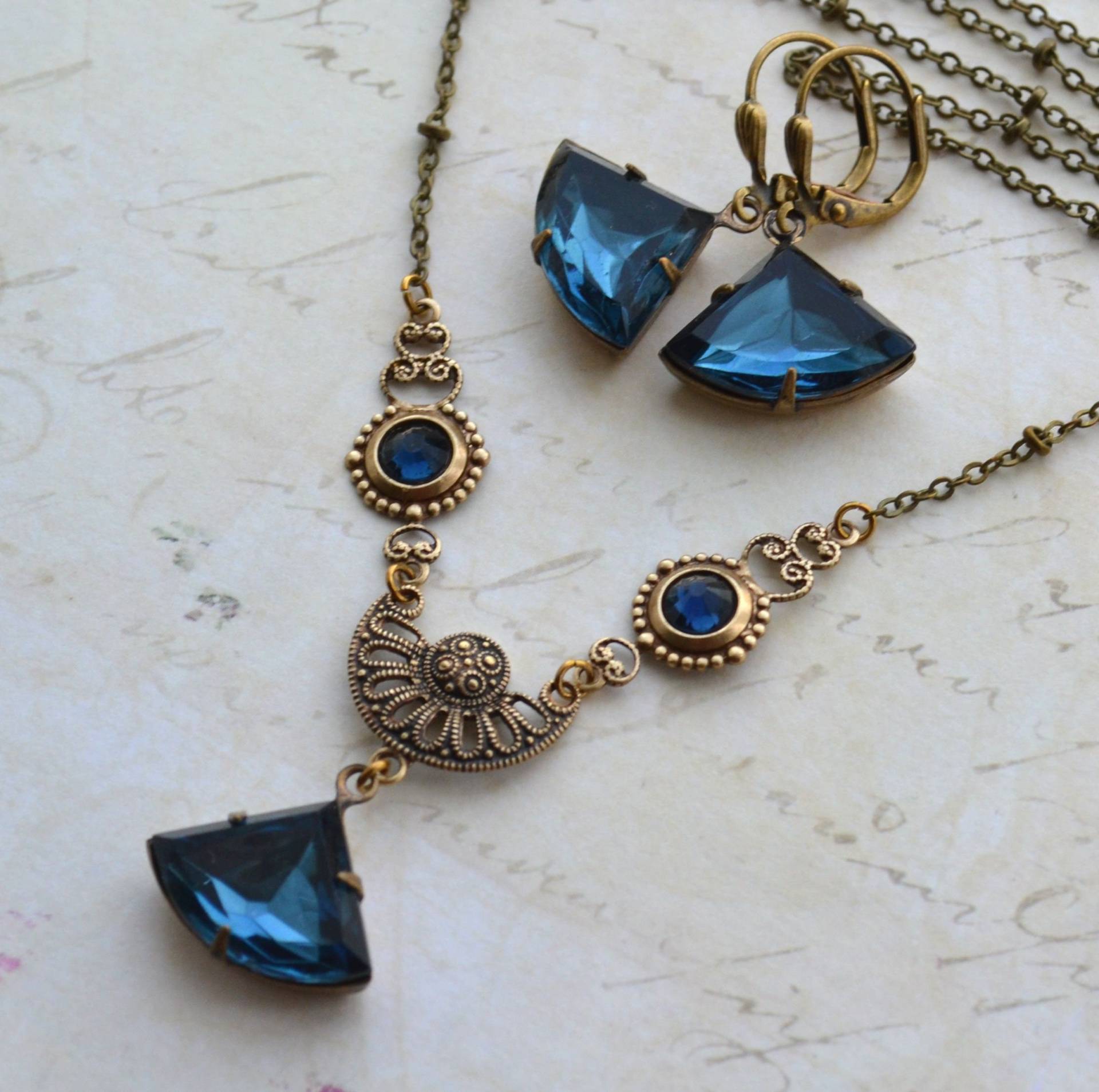 Art-Deco-stil Montana Blau Glas Antiqued Messing Halskette & Ohrring Set von JessicaAscoughDesign