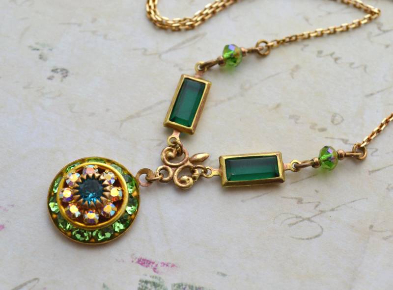 Halskette Aus Messing Mit Smaragd Und Peridot-Kristall Im Art-Déco-stil von JessicaAscoughDesign