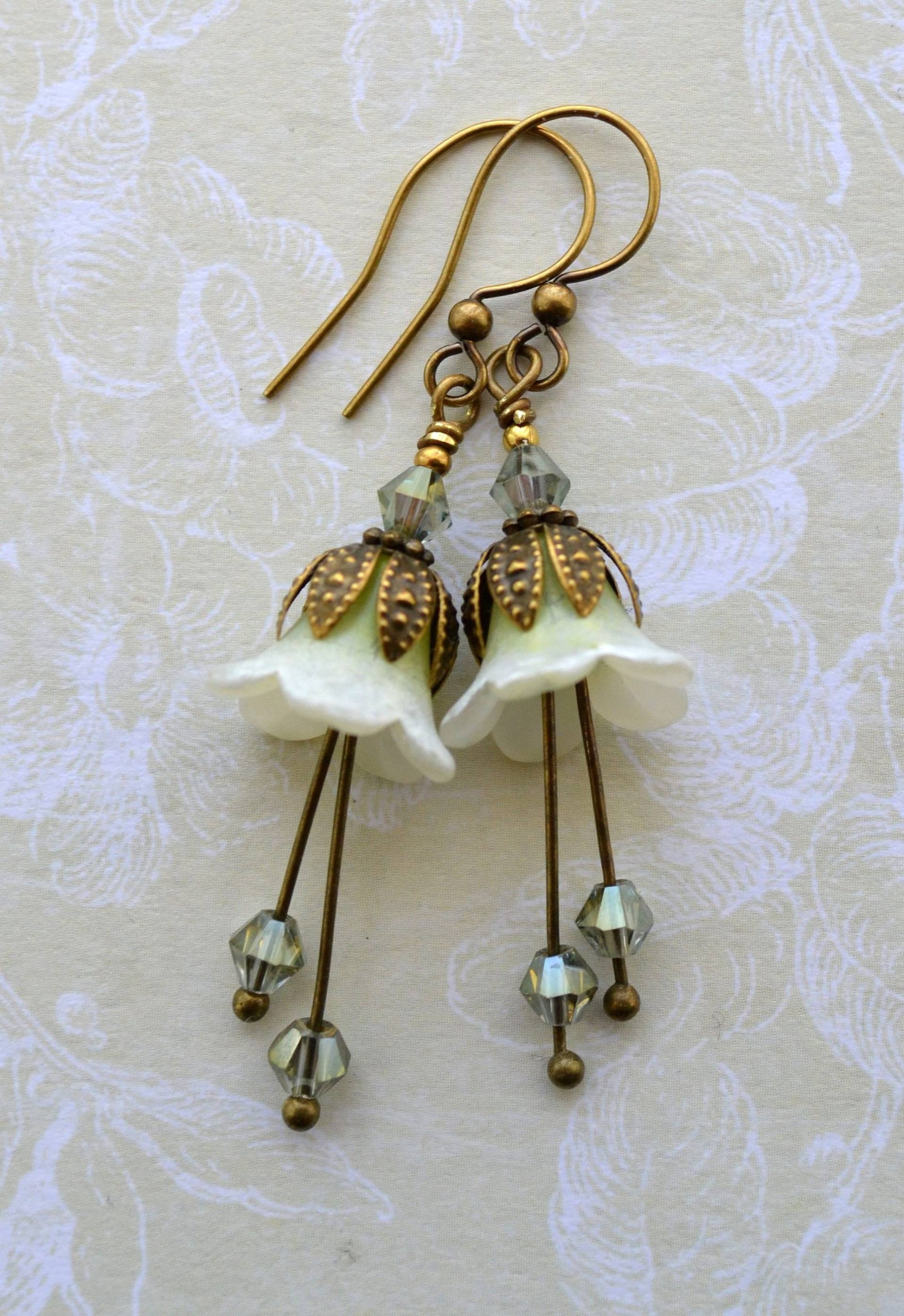 Jugendstil Handgefertigte Vintage Stil Schneeglöckchen Weiße Waldblumen Ohrringe von JessicaAscoughDesign