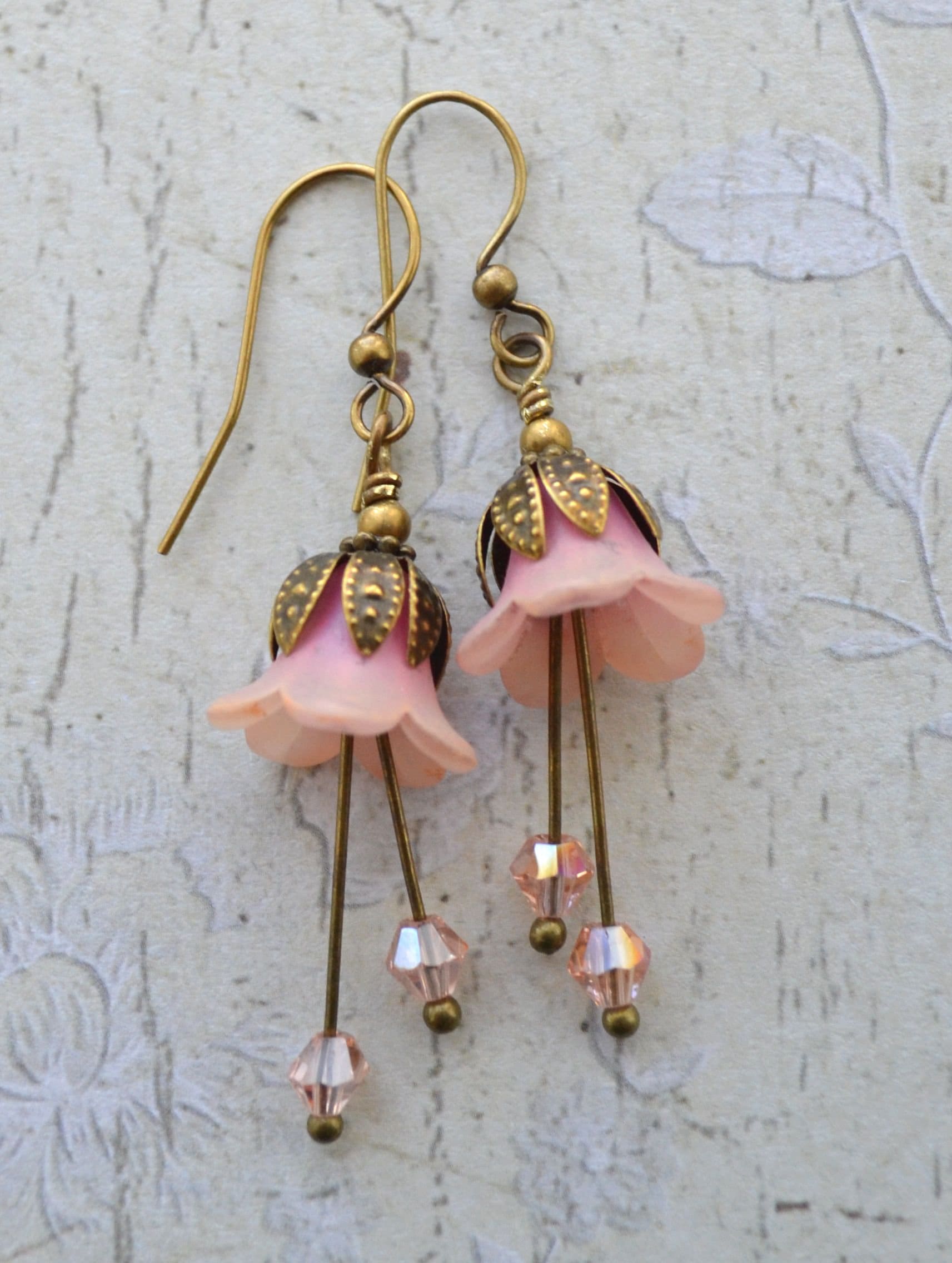 Jugendstil Handmade Vintage Stil Antik Rosa Waldblumen Ohrringe von JessicaAscoughDesign