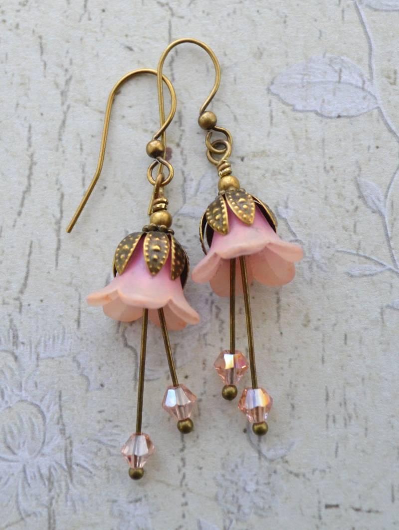 Jugendstil Handmade Vintage Stil Antik Rosa Waldblumen Ohrringe Jugendstil Handmade Vintage Stil Antik Rosa Waldblumen Ohrringe von JessicaAscoughDesign