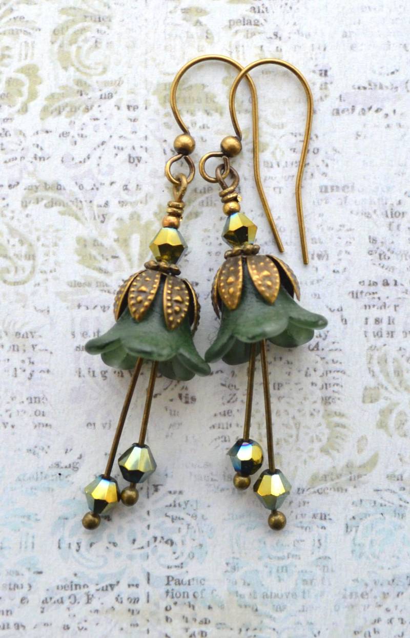 Jugendstil Handmade Vintage Stil Waldgrün Waldblumen Ohrringe Jugendstil Handmade Vintage Stil Waldgrün Waldblumen Ohrringe von JessicaAscoughDesign